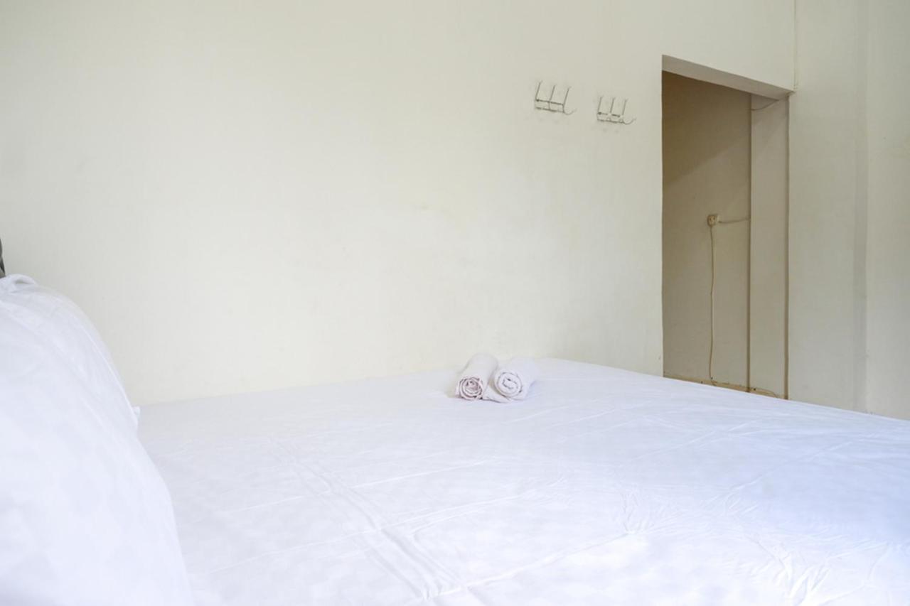 Pandawa Guest House At Ngaliyan Square Mitra Reddoorz Semarang Kültér fotó