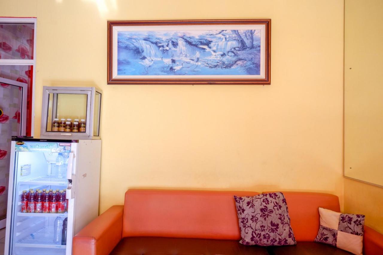 Pandawa Guest House At Ngaliyan Square Mitra Reddoorz Semarang Kültér fotó