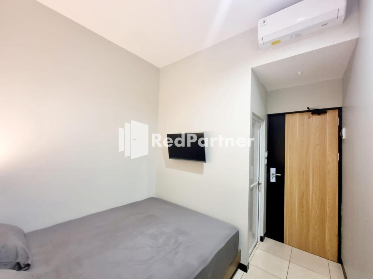 Pandawa Guest House At Ngaliyan Square Mitra Reddoorz Semarang Kültér fotó